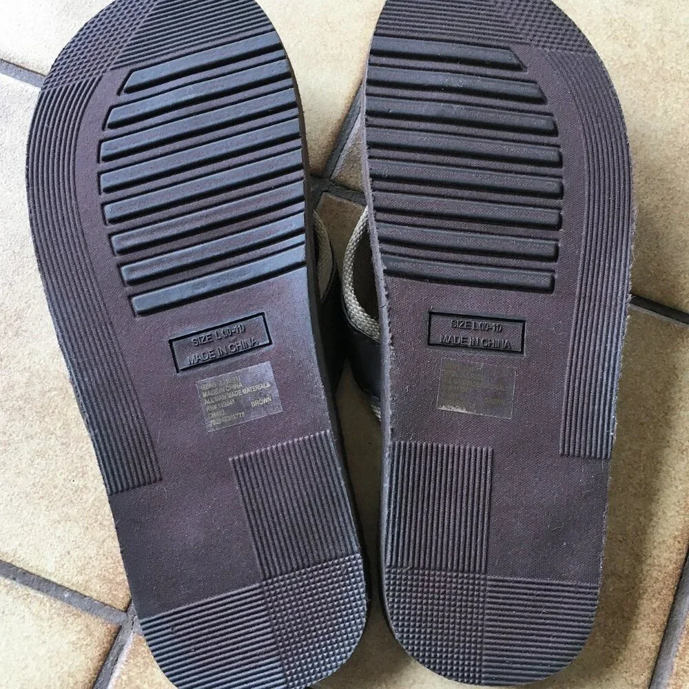 CHAPS Men’s Flip Flop Sandals Brown & Tan Memory Foam Size L (10-11) NWOT